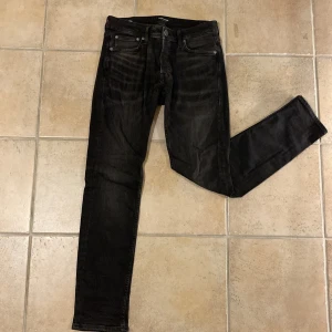 Svarta slim fit jeans från Jack & Jones - svarta slim fit jeans från Jack & Jones, modell Glenn. Storlek 28/30. Skick 7/10, litet hål under högra framfickan, syns knappt. Pris 250