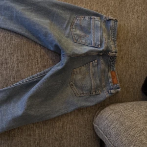 Blå jeans från ltb  - Snygga blå jeans från ltb, bar skick det ända som är dåligt är att dragkedjan är trasig 😊 storlek 24 L32 fin färg😊 skriv vid minsta lilla funderingar 