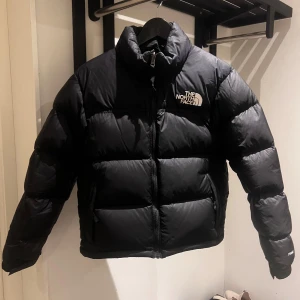Svart dunjacka från The North Face - Har haft jackan nått år men den har hållit sig i bra skick:) storlek S. Original pris 3695 kr!