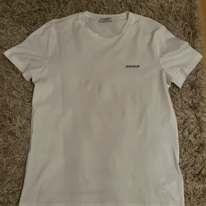 Vit t-shirt från Dondup - Snygg, enkel t shirt från dondup köpt i Italien, använd 1 gång. Storlek M