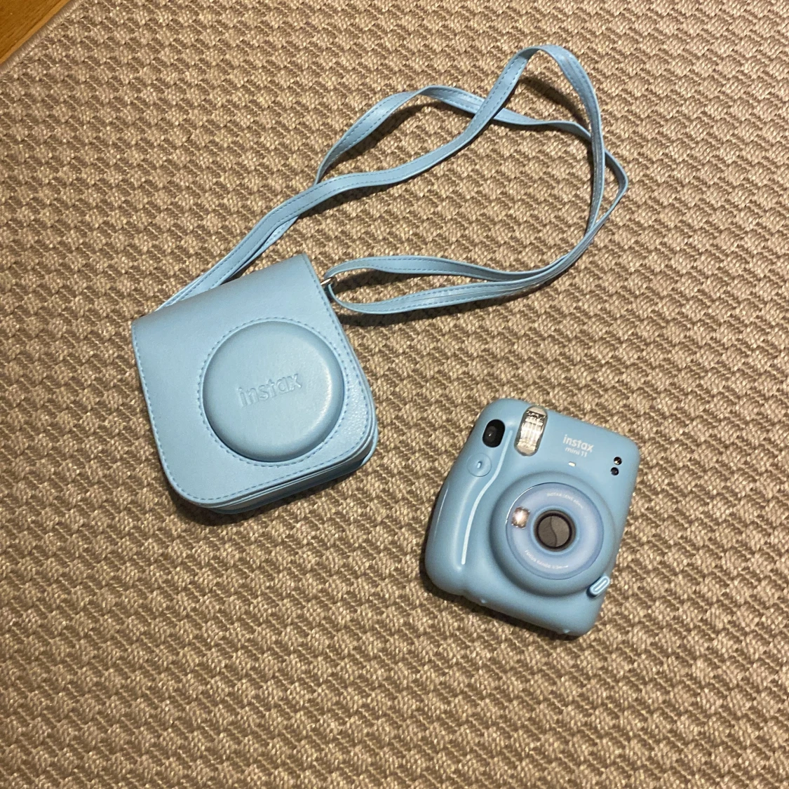 Blå Instax Mini 11 kamera med väska