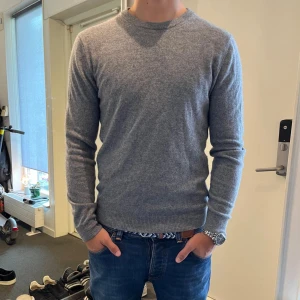 Kashmir tröja - Säljer min kashmir tröja från Matíníque. Säljer på grund av att jag inte använder den mer. Inprincip oanvänd, nypris 2200 kr, hör av er för fler frågor!