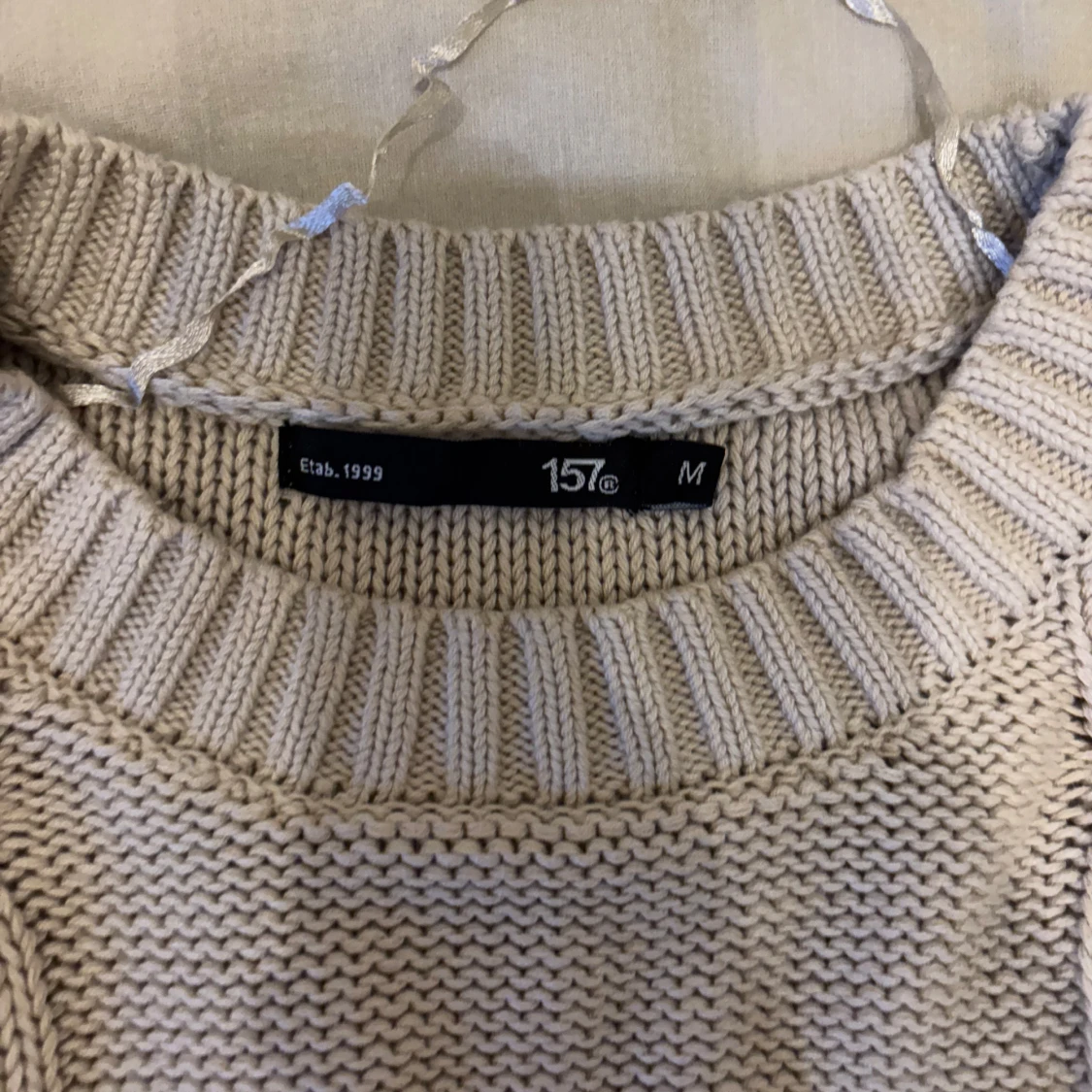 Beige stickad tröja från 157 - 90