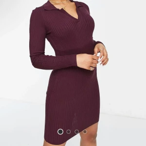Vinröd bodycon klänning - Snygg och super bekväm vinröd klänning från Brave Soul (ASOS) i ribbat material. Kan bäras som en klänning eller med byxor under. Säljer då jag inte använder den längre 💕