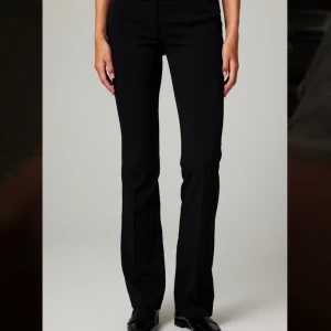 Svarta kostymbyxor - Eleganta svarta kostymbyxor med låg midja och bootcut-stil. Så bekväma! Använda fåtal gånger, säljer för de va fel storlek🩷Pris går att diskutera!!