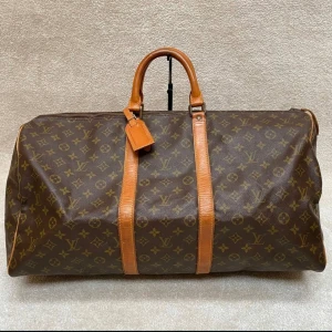 Lv keepall 55 - Säljer nu min andra lv keepall storlek 55. Väldigt bra skick som syns på bilderna, perfekt för en snygg och bra weekendresa. Hör av er för frågor eller funderingar. Äkthetsverifiering finns.