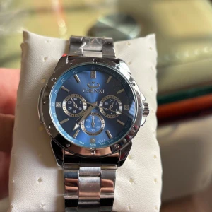 Silverfärgad klocka med blå urtavla - Helt ny, Snygg klocka från Chenxi med en stilren blå urtavla och silverfärgad länk. Klockan har flera små urtavlor för extra funktionalitet och en robust design som passar perfekt för både vardag och speciella tillfällen. Nypris från Chenxi 649kr.