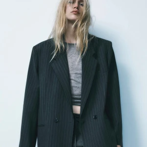 Zara kavaj - Om någon säljer denna kavaj från Zara så köper jag gärna den! 🫶🏻