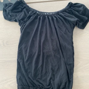 Svart topp med paljettdetaljer - Fin svart topp med paljettdetaljer i kragen, lite insydd men går att sprätta💗