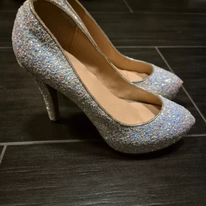 Glittriga skor med klack - Snygga glittriga skor knappt använda 