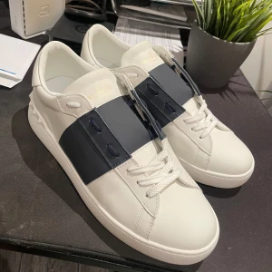 Valentino Garavani - Säljer mina Valentinos som är använda 1 gång pågrund av att dom är alldeles för små för mig. Kom privat för mer info.