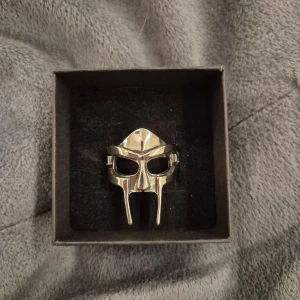 Mask ring silver  - GRATIS GÅVA MED VARGE ORDER!! Supertrendig stockholmsstil tjejer, ring silver. Vinter ring silver smycke. Gjord av stål, jag svarar och skickar alltid snabbt!