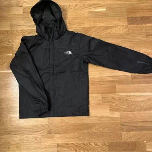 The Nort face Jacka - Hej! Säljer en the north face jacka som är helt ny och endast testad. Säljer den för att den var för liten för mig. Somsagt storlek Medium men passar small då den är ganska liten i storleken! Perfekt för blåsiga dagar! Helt ny, endast provad!