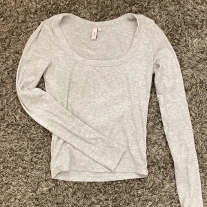 Grå långärmad topp från Nelly - Grå långärmad topp från Nelly