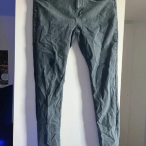 Mörkblå jeans från lager 157 - Snygga mörkblå jeans med normal passform. Perfekta för en stilren look. De har en klassisk design med dragkedja och knappar. Passar bra till både vardag och mer uppklädda tillfällen.