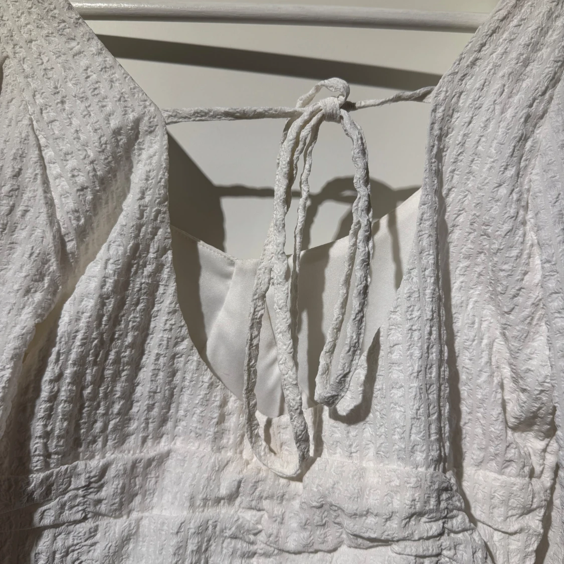 Vit blus med knytning - 92