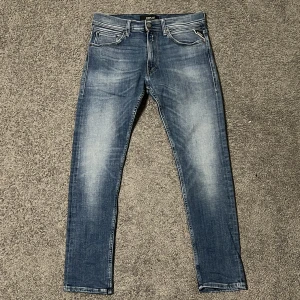 Replay Jeans - Säljer nu ett par Replay Jeans i storlek W28 för endast 449kr! Storlek 31 passar som W28 och även W29. Pris är ej hugget i sten, hör av er i dm vid funderingar 🙌