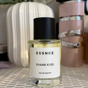 Essnce Sugar Kiss - Säljer Essnce sugar kiss parfym, 50 ml. Endast provsprutad. 250 kr. Kan fraktas mot betalning eller mötas upp i Stockholm.