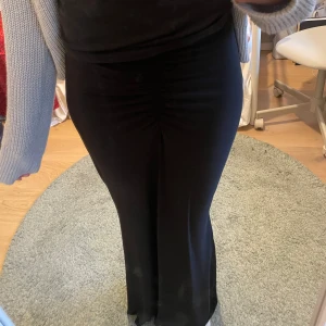 Svart Maxikjol - jättefin svart kjol med rykning framtill💕köpt på boohoo.
