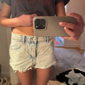 Ljusa jeansshorts  - Säljer dessa ljusa jeansshorts .