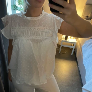 Blus - Säljer denna super fina blus ifrån vera moda använd en gång köpt för 300 och säljer för 200 då det är ett väldigt bra skick. Om man har frågor är det bara att skriva eller om man vill ha med bilder 