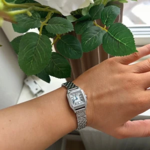 Silverfärgad klocka från ur & penn - Köptes för 499kr för ungefär ett år sedan. Väldigt sparsamt använd så mycket bra skick! Ända som är en liten ”defekt” på den är ett litet skrap märke på baksidan vid knäppet, se sista bilden. Syns endast i dagsljus när man vrider på den, så ingenting märkbart när man har på sig den!