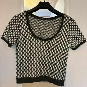 Mönstrad stickad topp från Zara - Säljer en snygg stickad topp från Zara!🤍 Den är mönstrad i grönt/vitt och är så mjuk o skön🍀🫶🏼Storlek S