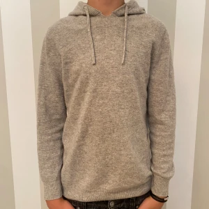 Grå merinoull  - En grå 100% merinoull hoodie skick 8/10  skriv om du undrar nått modellen är 171 och väger 55 kg