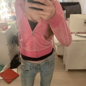 Juicy couture tröja - Äldre version av juicy couture koftorna. Mycket detaljer av diamanter, alla sitter kvar. Bra skick. 