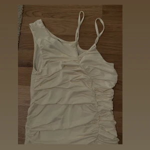 Hm topp  - Så så fin topp från HM. Den är helt oanvänd. Så fin om man ska på fest eller att ha utomlands😍 stolen är XS