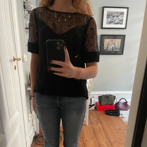 Spets t-shirt  - Så fin t-shirt/blus  i satin med spets upptill. Köpt på Sellpy och använd fåtal gånger men ser fortfarande ut som ny!💗