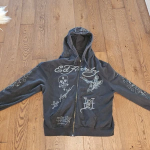 Ed hardy hoodie - Ed hardy hoodie köpt på deras hemsida i bra skick. Fett snygg hoodie. Priset kan förhandlas