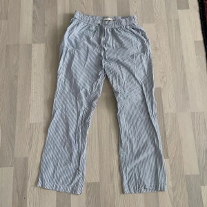 Pyjamasbyxor - Ett par blå och vit randiga pyjamasbyxor i storlek xs, från lager 157. De är bara använda ett par gånger.