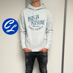 Maison Kitsune Hoodie (HELT NY) - Maison Kitsune Hoodie | Skick: 10/10 (HELT NY) | Strl M | Pris - 1599 | Tags sitter kvar | Fraktar via Postnord eller Instabox på köparens bekostnad | Hör av dig vid minsta fråga eller fundering!