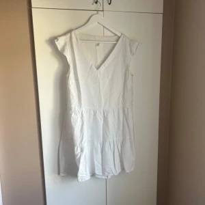 Vit klänning - Säljer denna vita klänning, snyggt med en stickad tröja över. Köp gärna med köp nu❤️