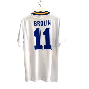 Brolin World Cup 1994 Borta Sweden (L) - Tomas Brolin World Cup 94  Size:L  Tröjan är oanvänd och kommer med nya taggar. Replika.  Skriv gärna vid frågor!