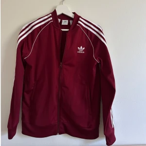 Adidas kofta  - En helt ny vinröd adidas kofta i size S. Unisex