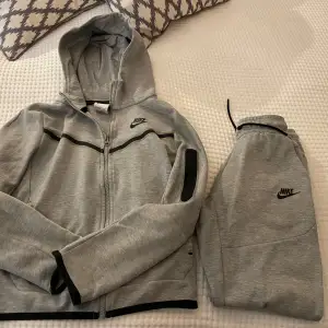 Populära Nike tech fleece hoodie och byxa ord pris bra skick