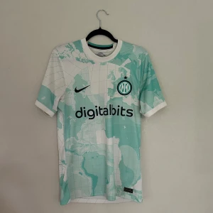 Inter Milan borsta ställ 22/23 - Säljer nu denna stil rena fotbollströja då jag inte har nån användning för den längre. Om fler bilder önskas löser jag de såklart.