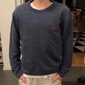 Ralph Lauren Tröja - Skit snygg Ralph Lauren Tröja i marine blå. Står S men skulle säga mer mot XS så den passar ofta väldigt bra. Kan diskutera pris.🏆 