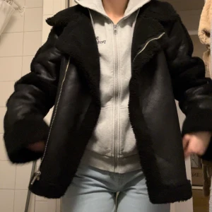 NAKD JACKA - Jätte fin och varmt jacka perfekt för hösten och vintern. Säljer den pga inte använder den. Köptes för två år sedan och kanske använd sa 10 gånger. Storlek S/36 i bra skick.   Pris går att diskutera 🩷