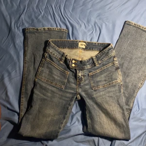 Low waist jeans - Använd några gånger, men ser ändå väldigt fint utt! Orginal pris: 400kr