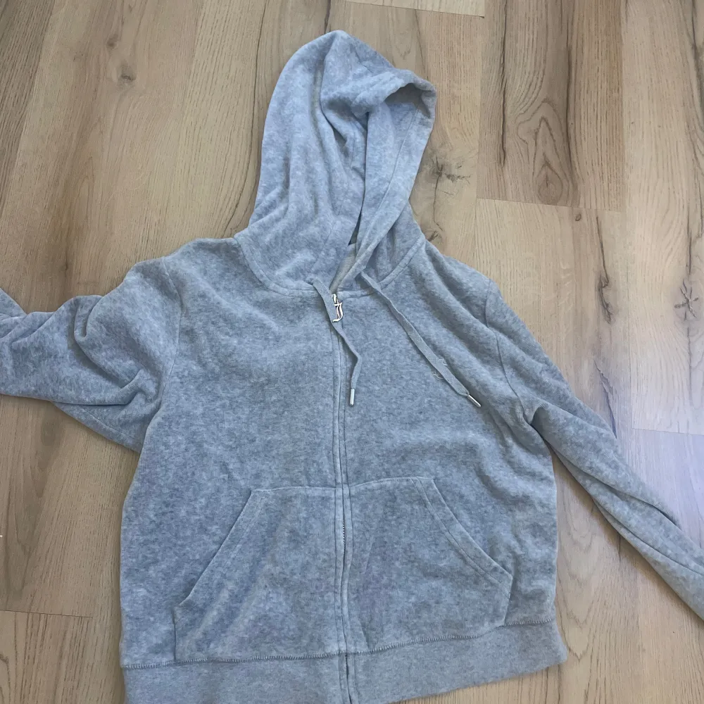 Säljer min juicy hoodie då den inte kommer till användning längre. Stolen XL men den är liten i storleken så skulle säga att den bättre passar en L. Endast använd en gång.. Hoodies.