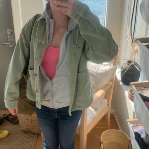 Höstjacka - Grön jeans-jacka från Zara, helt ny i storlek Xs men passar även S 🤍 