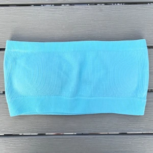 Ljusblå bandeau-bikini - En bikinitopp i bandeau-format från Cubus. Ribbad och ljusblå. Har på/avtagbara axelband. Banden är ca 50 cm. Endast använd en gång 🩵  Storlek XL men väldigt liten i storleken. Passar bra till de som har S/M