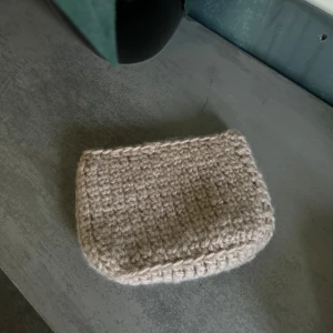 Virkad necessär  - Virkad necessär med innefoder och knapp. Storlek 11x16