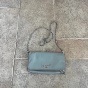Zadig Voltaire väska - Säljer denna fika Zadig Voltaire väska i helt okej skick har några defekter som syns på bilderna men inget mer än så💗