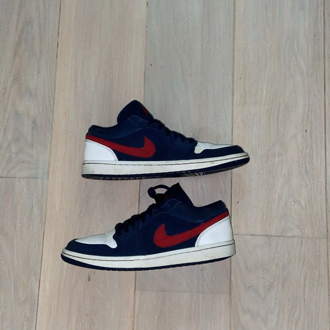 Nike Air Jordans i blått, vitt och rött