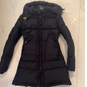 Jacka / parajumper  - En vinterjacka från märket parajumpers, den är mörkblå och har inga defekter. Köptes för ca 7000kr. Den är i storlek (Young L) men passar vuxet S-M. Jag är 165 och har s och den passar mig. Pris kan diskuteras💙