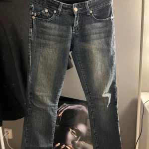lågmidjade jeans - säljer dessa as lågmidjade jeansen ifrån victoria beckham!! inga skador as snygga inget slitet dem är raka i benen inte nära till skinny alls! nypris 2799kr pris kan diskuteras!! skriv vid frågor köp via köp nu!